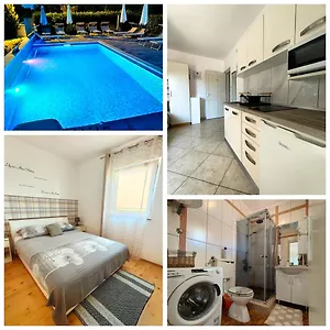 Lea With Pool Apartment