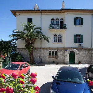 Apartment Mario, Split